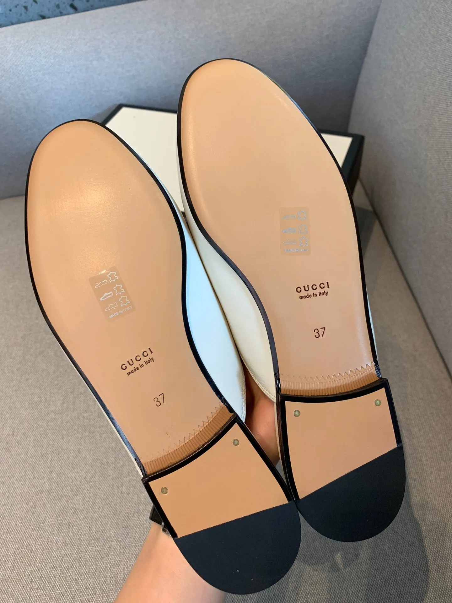 👟👟Ex-factory price 360👟👟 Women's Shoes Women's Clothing Women's Shoes Women's Clothing Gucci's classic evergreen horsebit half-drags, the quality of our G series is known to all customers who have tried it. The black upper is made of original imported calfskin, the lining is water-dyed cowhide, and the outsole is imported Italian grade A leather! Pure copper horsebit! The shape of the last is completely comparable to the original product, and the workmanship details are perfect. Welcome to compare🆚 35-40 regular size, 40 customized,